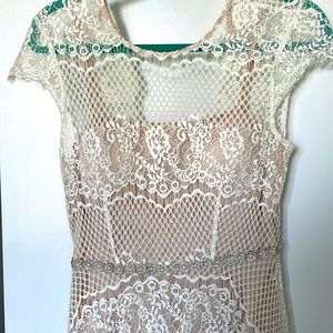 David's bridal lace and sparkly dress, size 6. Sparkly built-in front belt.